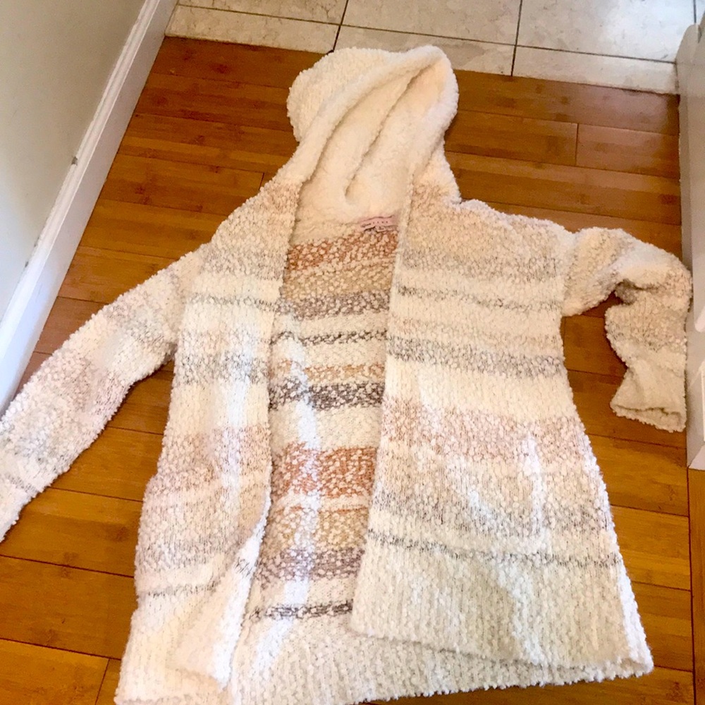 IM NOT SELLING. LOOKING FOR THIS SWEATER Cravefame